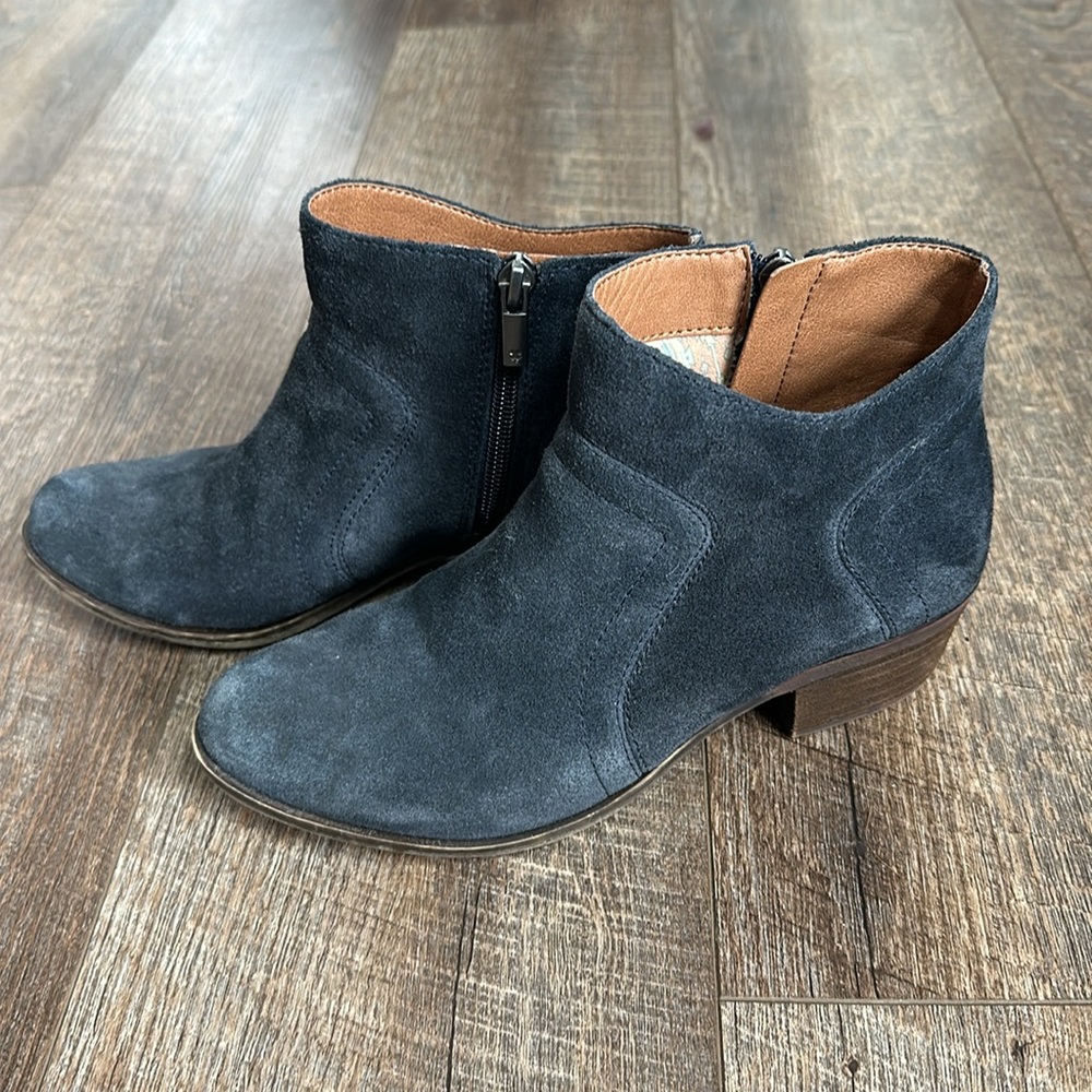 Lucky Brand Brolley Ankle Boot / Booties Navy leather zip boots. - Picture 7 of 15
